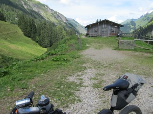 Hut below the Schrofen Pass